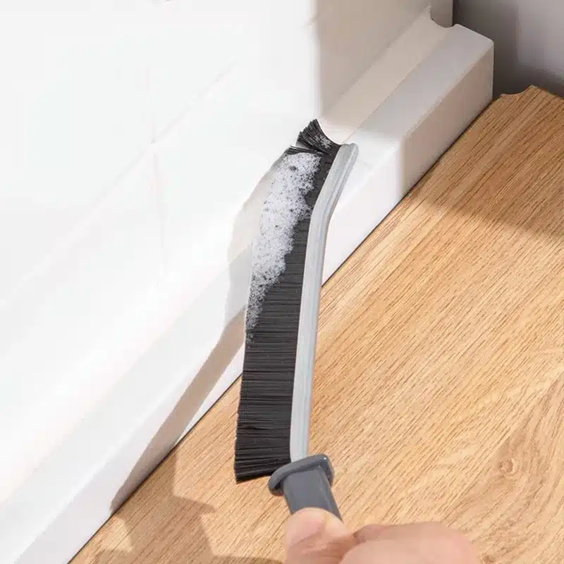 Brosse ergonomique pour coins difficiles