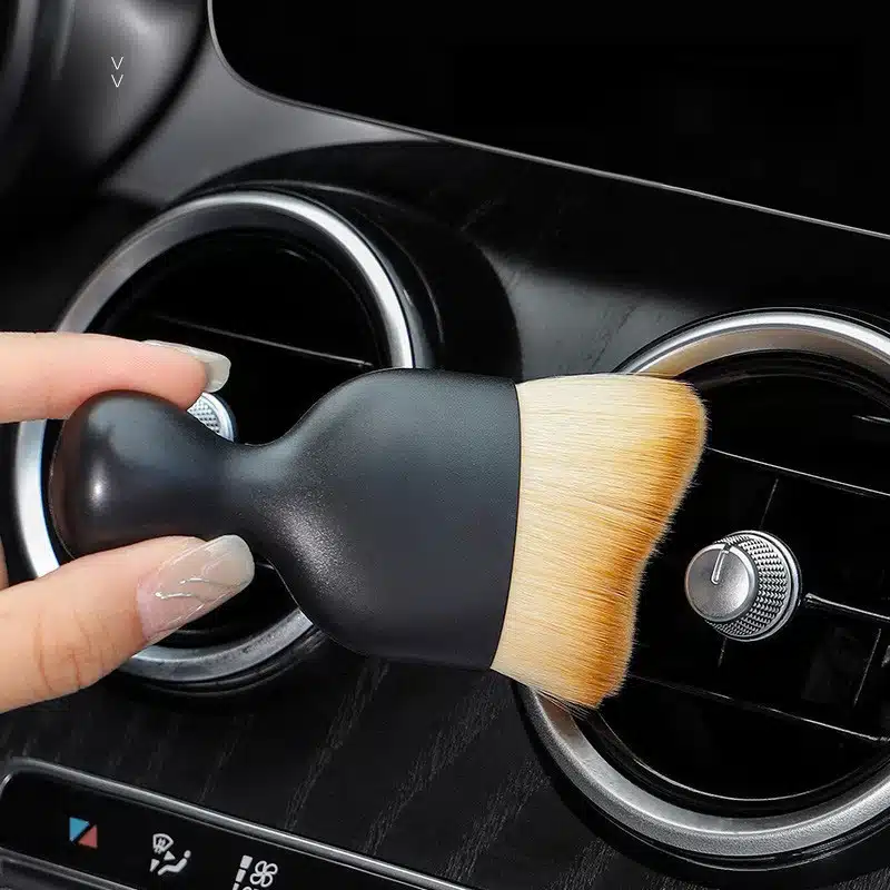 Brosse dépoussiérage auto pour grilles d’aération voiture