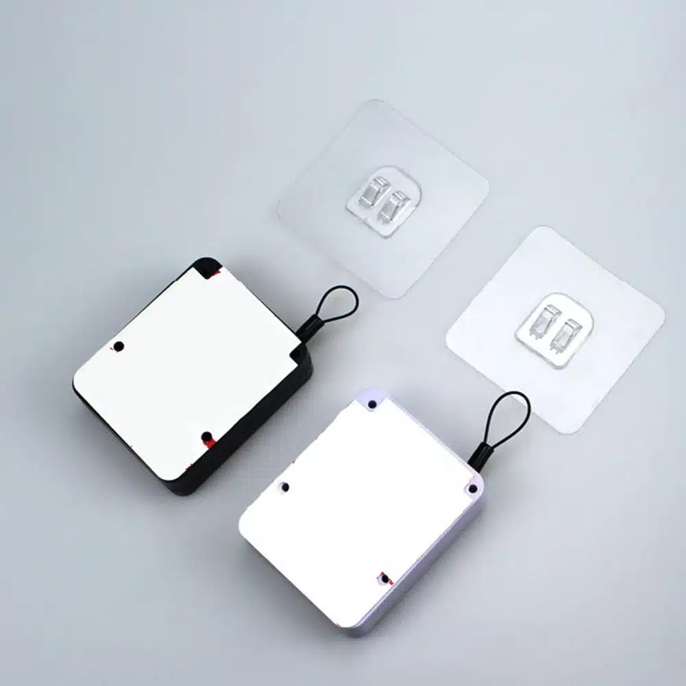 Accessoire auto-adhésif pour porte